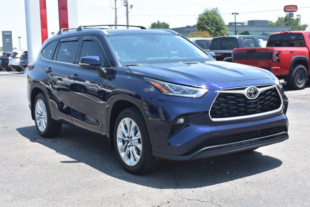 Used 2025 Toyota Highlander Limited FWD image 3