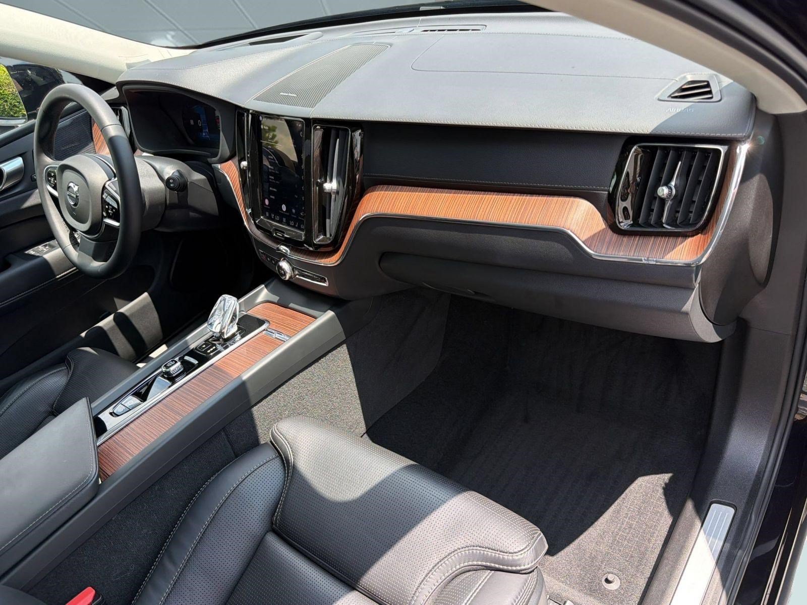Certified 2024 Volvo XC60 B5 Ultimate w/ Protection Package Premier AWD/4WD image 31