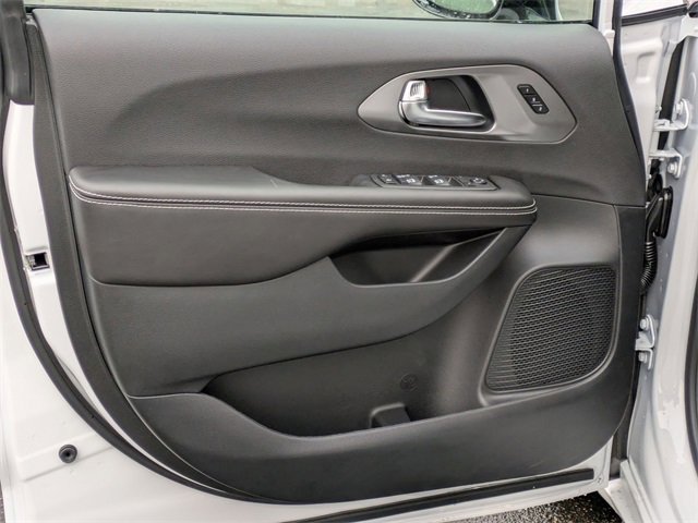 New 2026 Chrysler Pacifica Select w/ S Appearance Package image 12