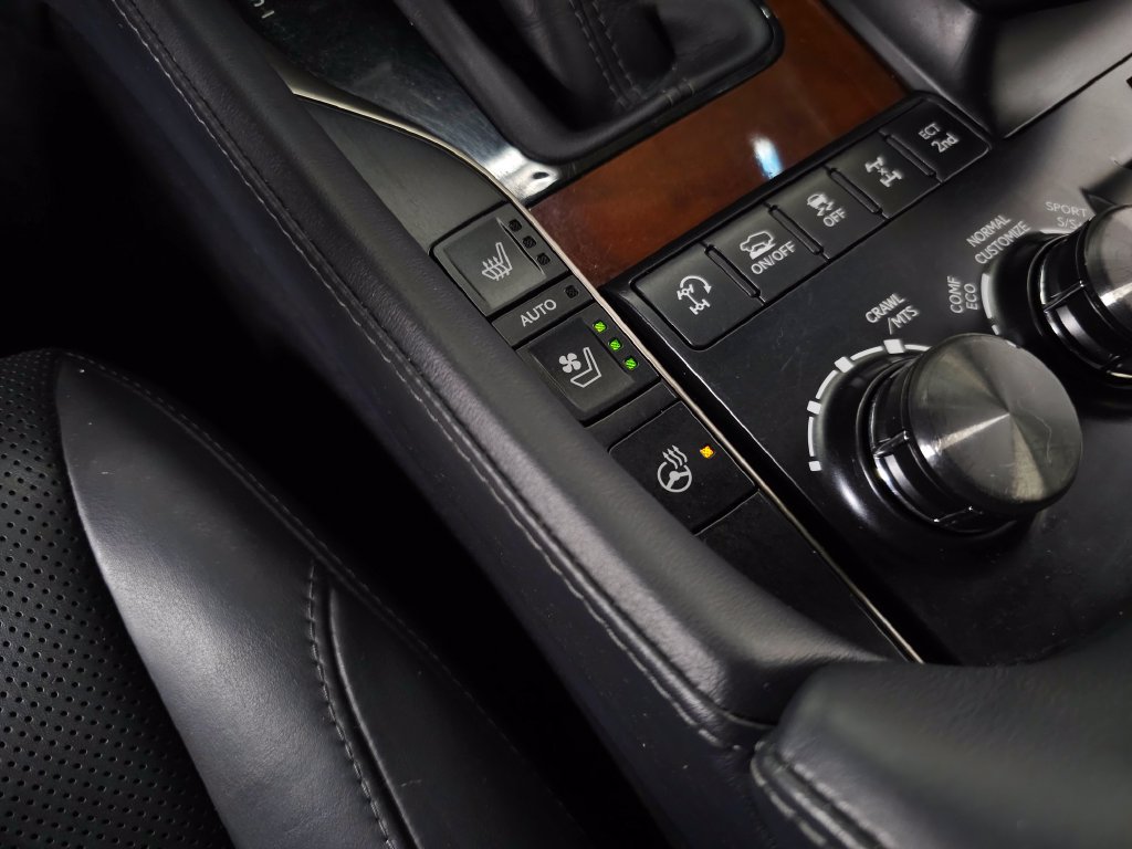 Used 2020 Lexus LX 570 4WD w/ Luxury Package image 32