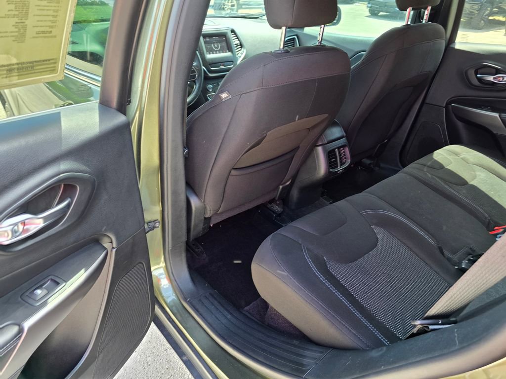 Certified 2019 Jeep Cherokee Latitude w/ Popular Appearance Group image 30