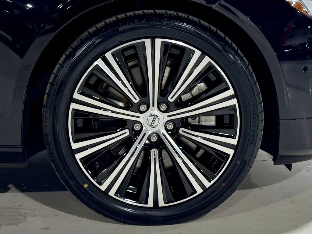 Used 2023 Volvo S90 B6 Plus image 30