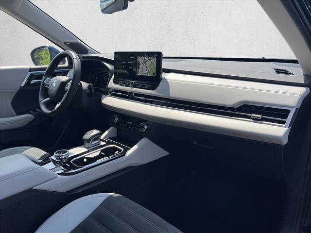 Used 2025 Mitsubishi Outlander SE image 23