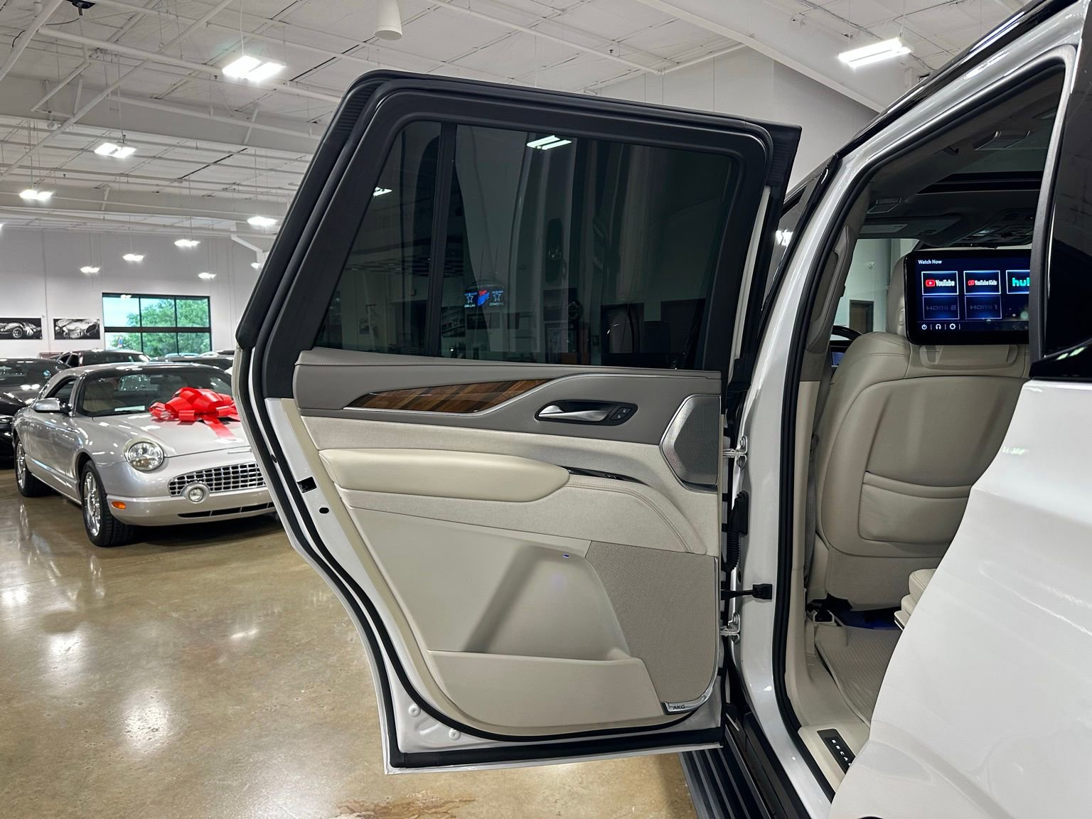 Used 2024 Cadillac Escalade Sport Platinum w/ LPO, ONYX Package AWD/4WD image 42