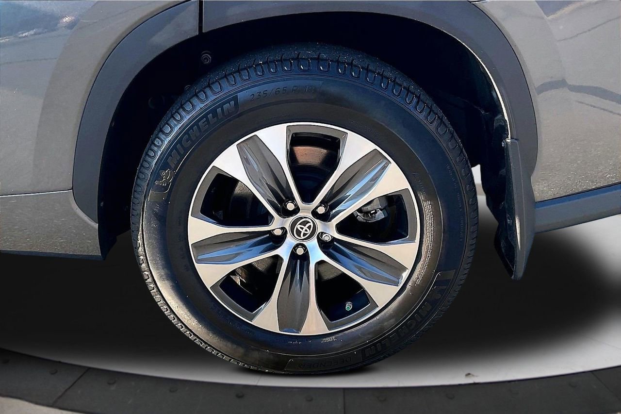 Used 2022 Toyota Highlander XLE image 37