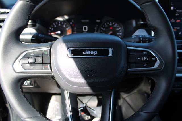 Used 2025 Jeep Compass Latitude image 19