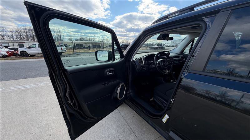 Used 2015 Jeep Renegade Latitude image 9