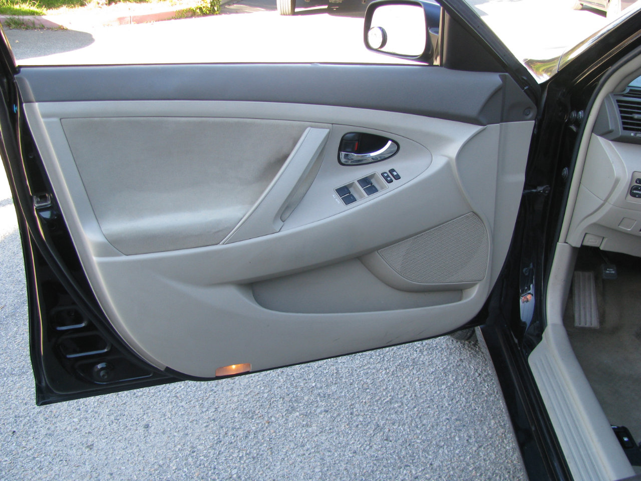 Used 2011 Toyota Camry LE w/ LE Extra-Value Pkg image 8