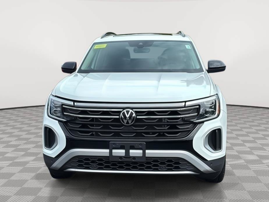 Used 2024 Volkswagen Atlas Peak Edition SE AWD/4WD image 2