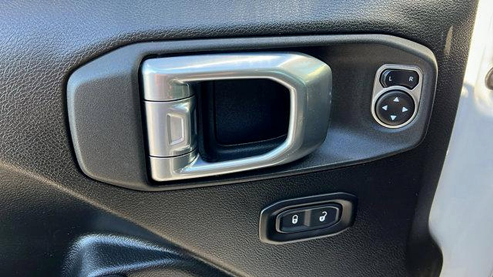 Used 2025 Jeep Gladiator Sport image 17
