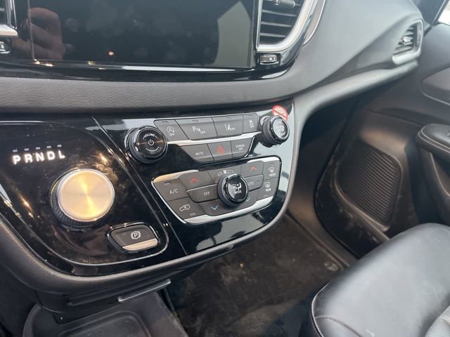 Used 2025 Chrysler Pacifica Select image 15