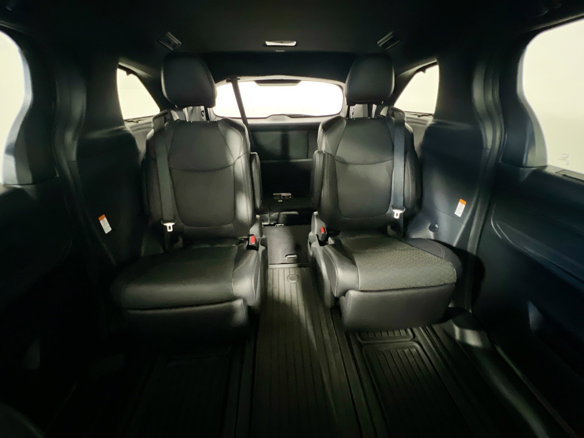 Used 2025 Toyota Sienna Platinum image 33