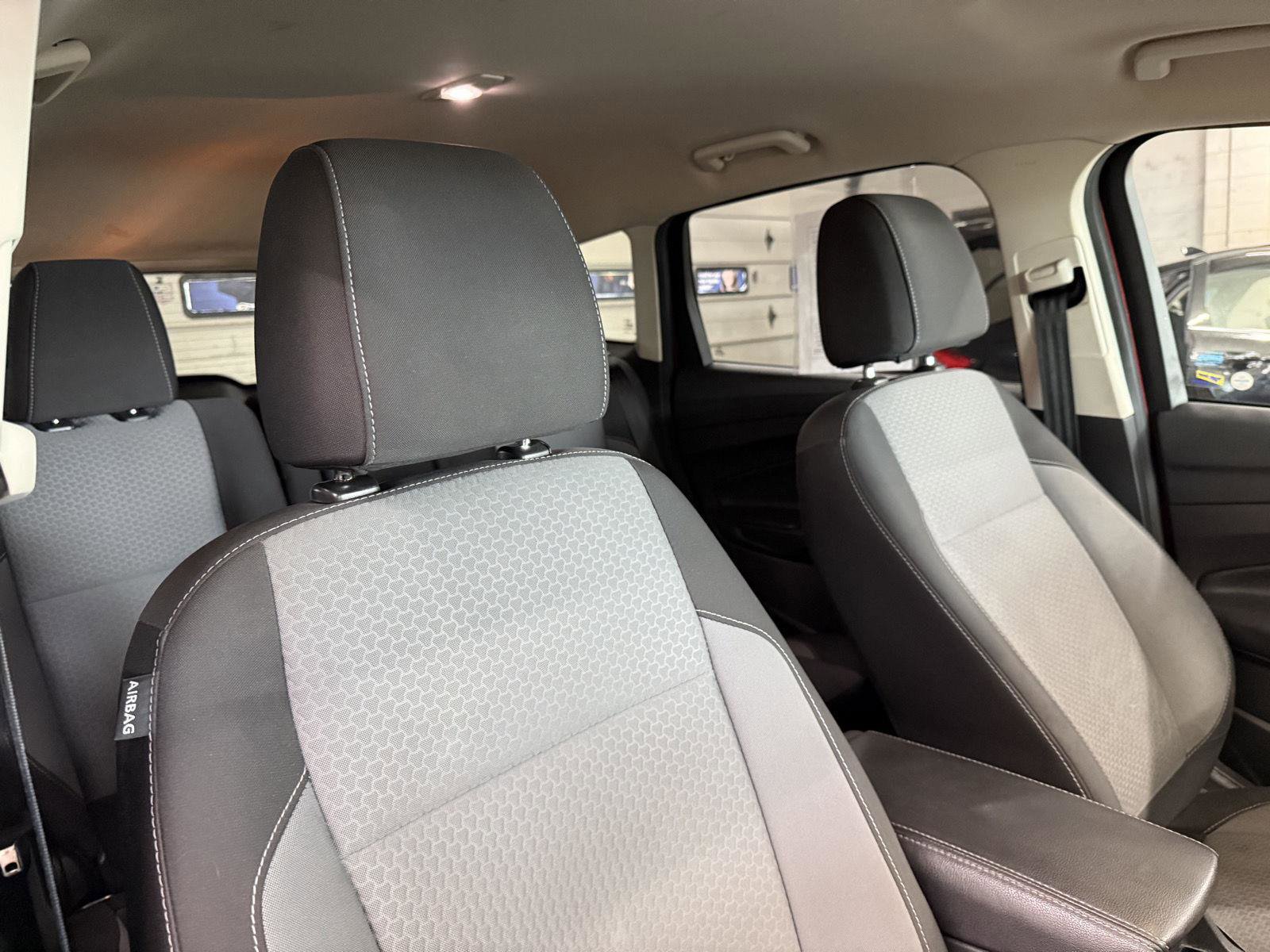 Used 2017 Ford Escape SE w/ Equipment Group 201A AWD/4WD image 29