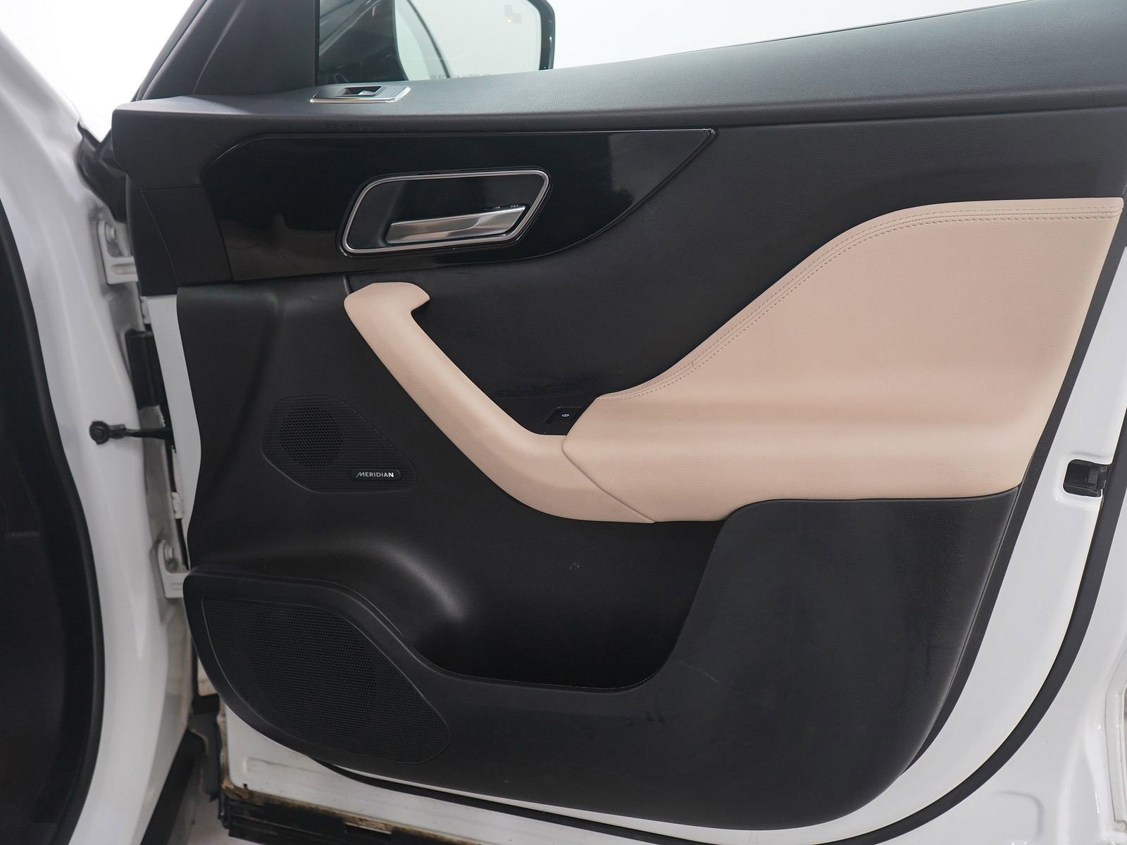 Used 2020 Jaguar F-PACE Premium image 9