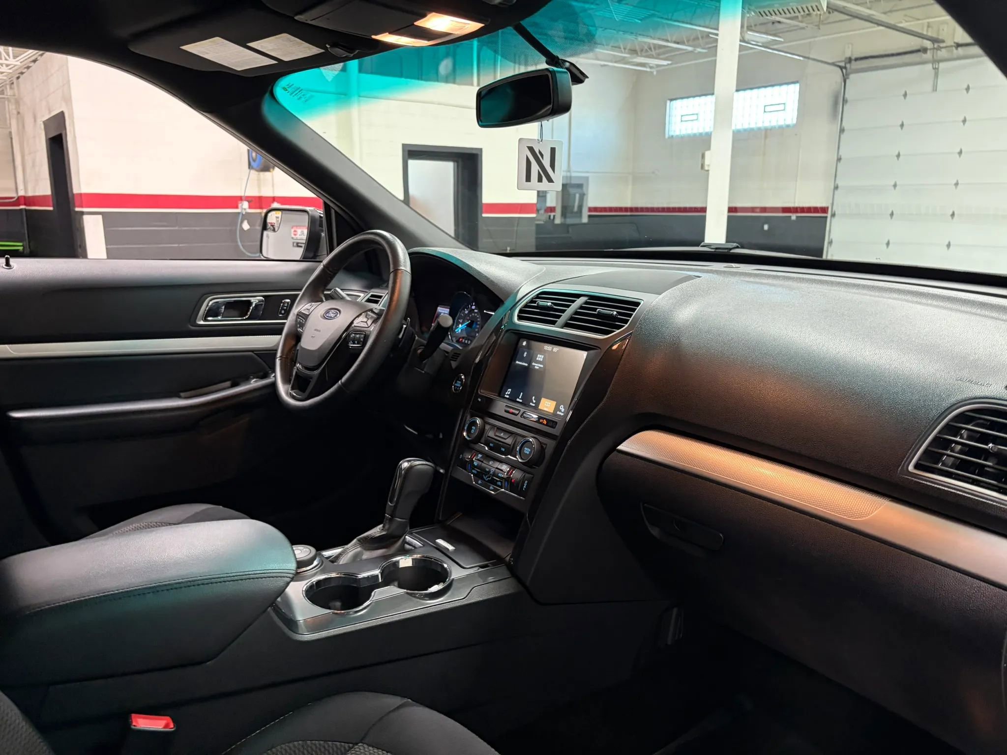 Used 2017 Ford Explorer XLT w/ Equipment Group 201A AWD/4WD image 33