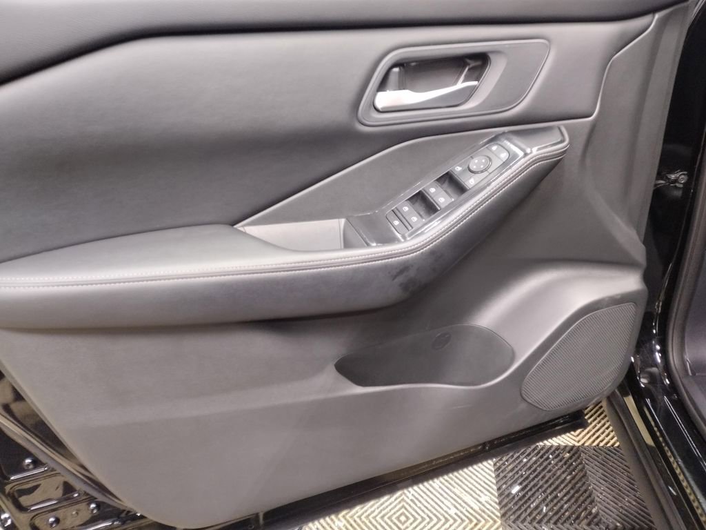 Used 2024 Nissan Rogue SV image 18