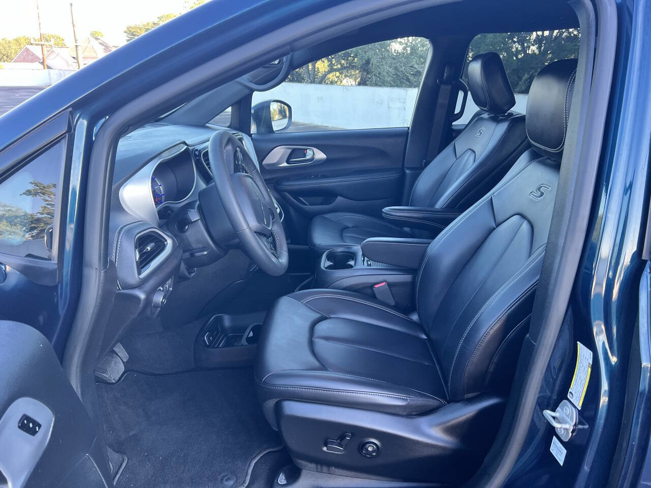 Used 2023 Chrysler Pacifica Touring-L w/ S Appearance Package image 17