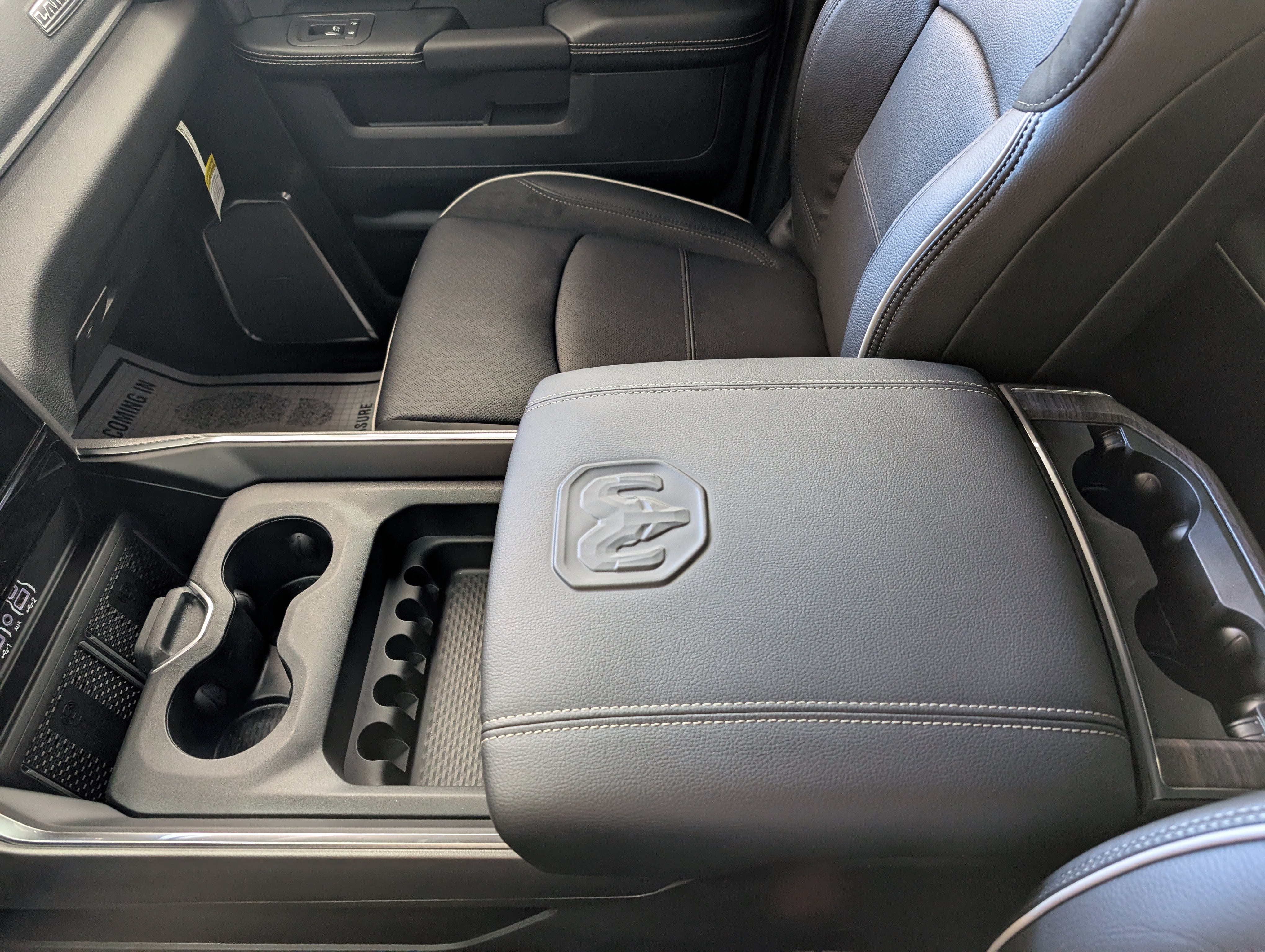New 2026 RAM 2500 Laramie AWD/4WD image 18