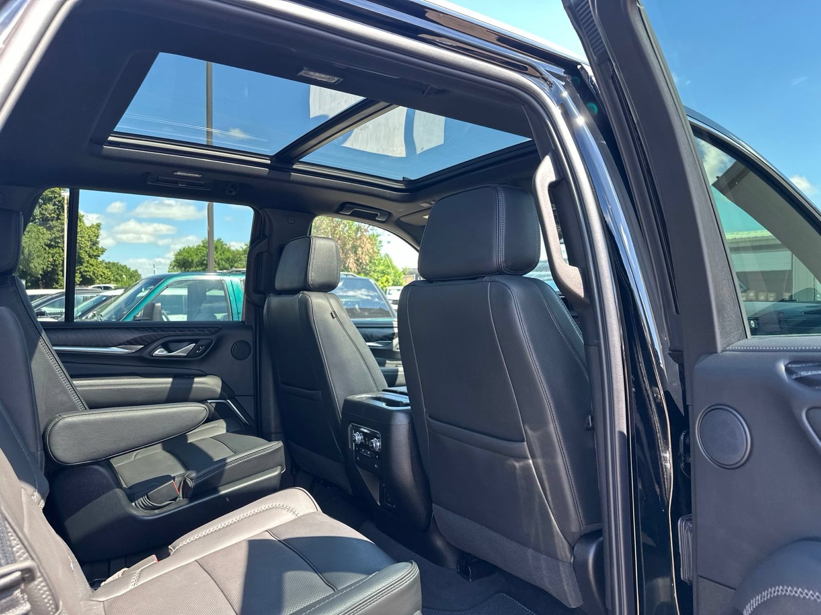 Used 2023 GMC Yukon Denali AWD/4WD image 38