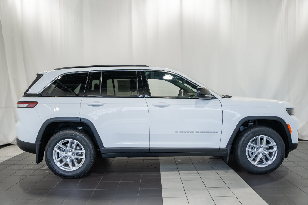 New 2026 Jeep Grand Cherokee Laredo w/ Trailer Tow Package AWD/4WD image 3
