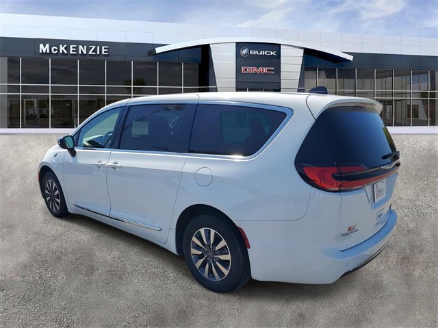 Used 2023 Chrysler Pacifica Limited image 3