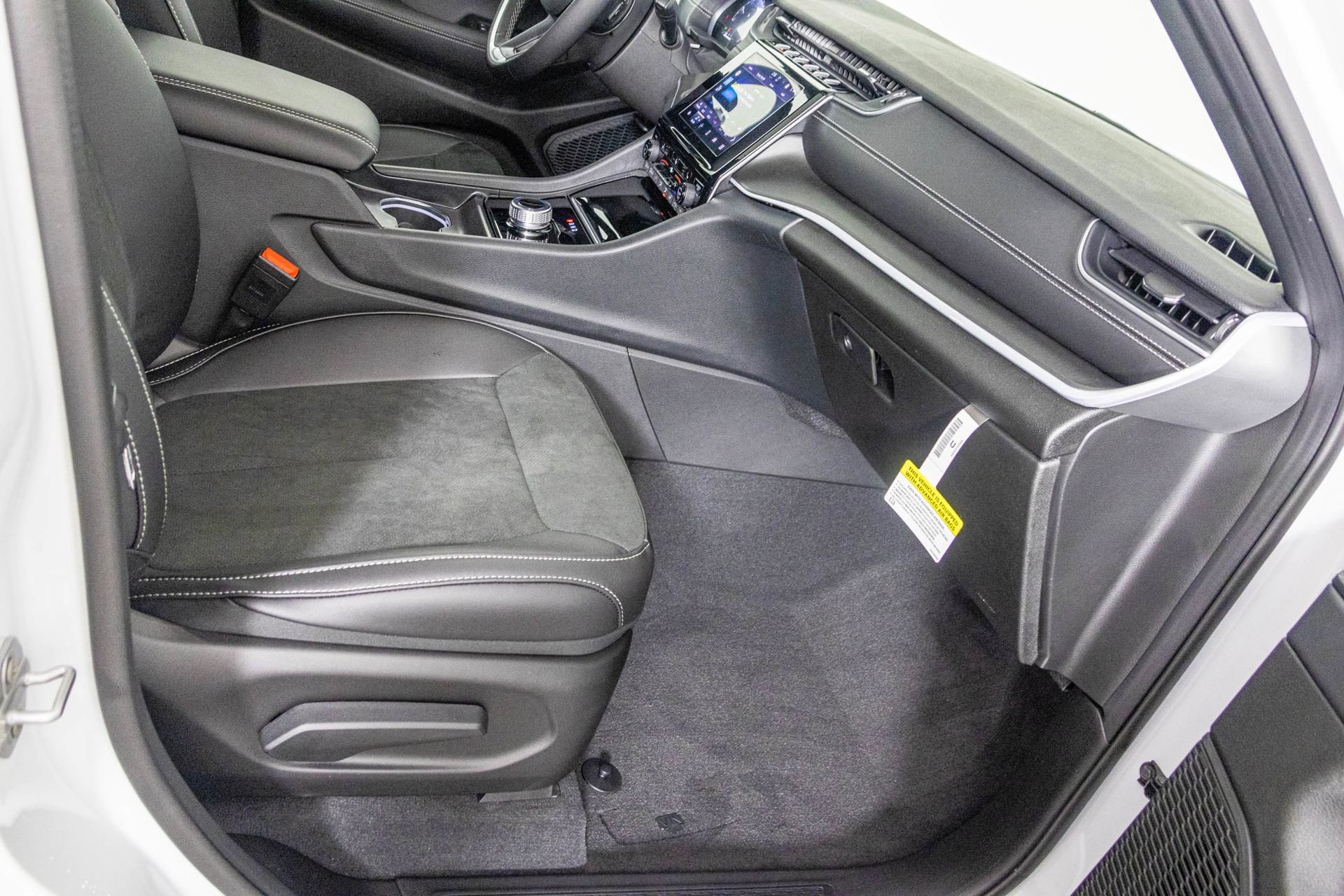 New 2025 Jeep Grand Cherokee L Altitude image 37