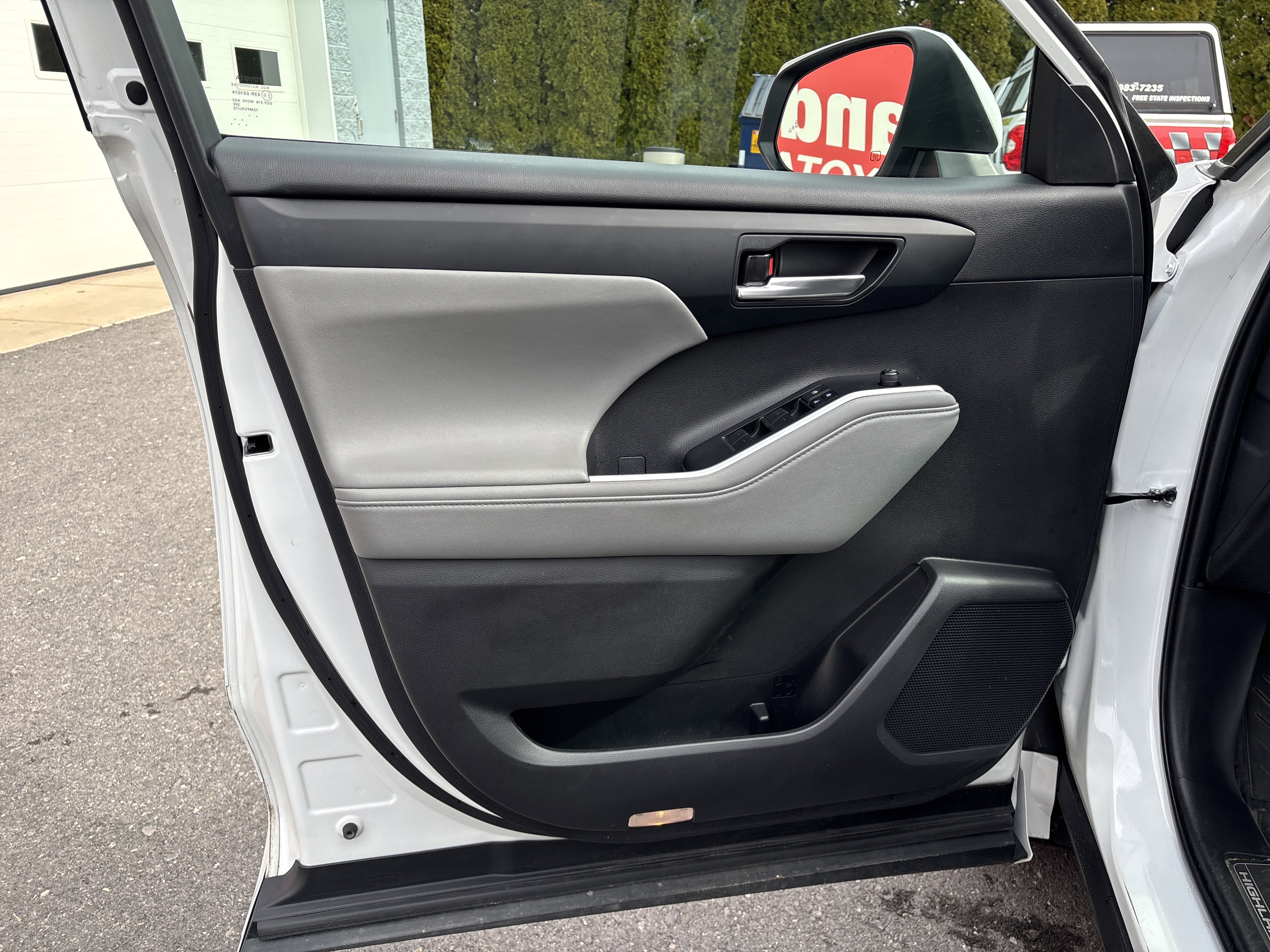 Used 2024 Toyota Highlander XLE image 17