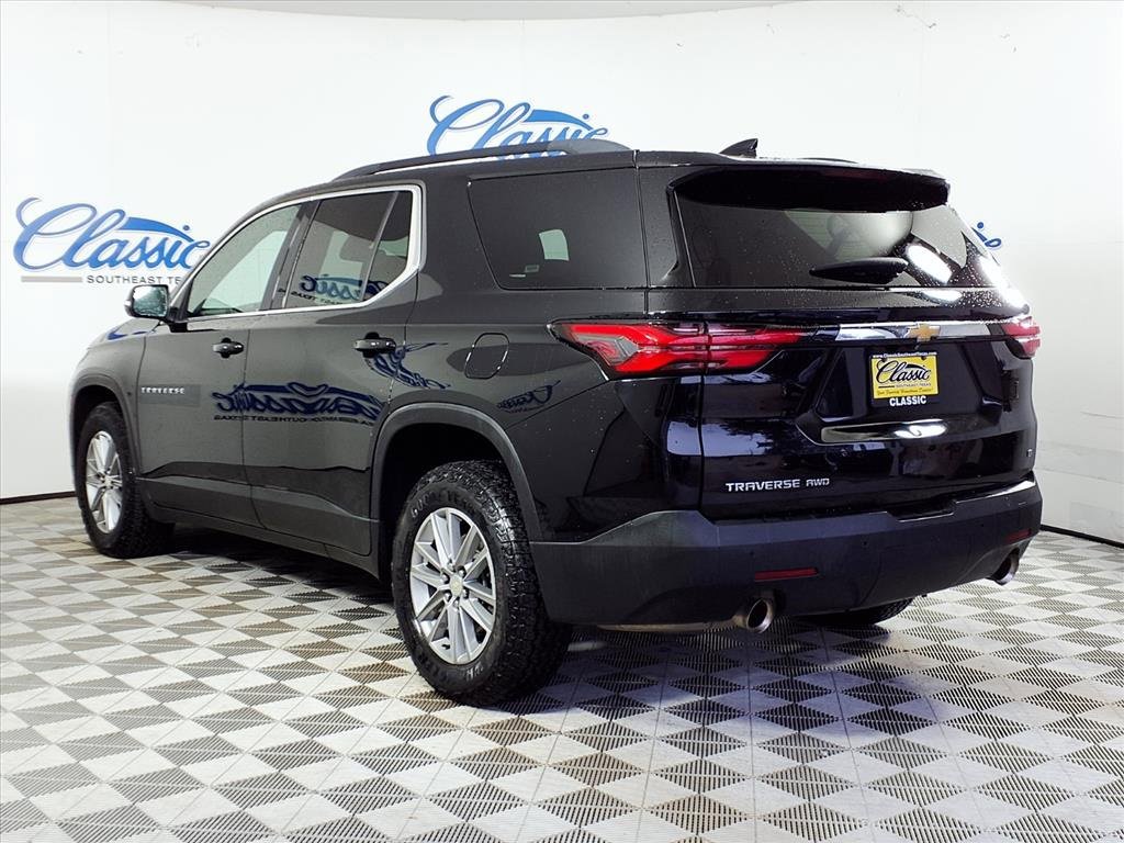 Used 2022 Chevrolet Traverse LT image 2