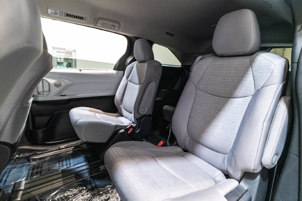 Certified 2025 Toyota Sienna LE FWD image 30