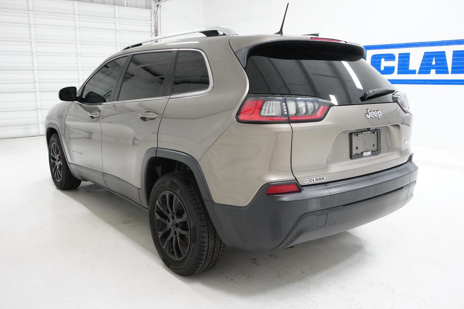 Used 2019 Jeep Cherokee Latitude w/ Popular Appearance Group image 9