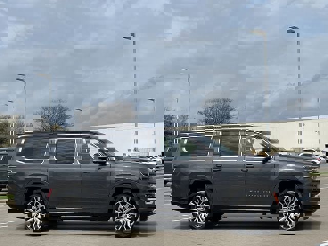 Used 2024 Jeep Grand Wagoneer L Series III image 3