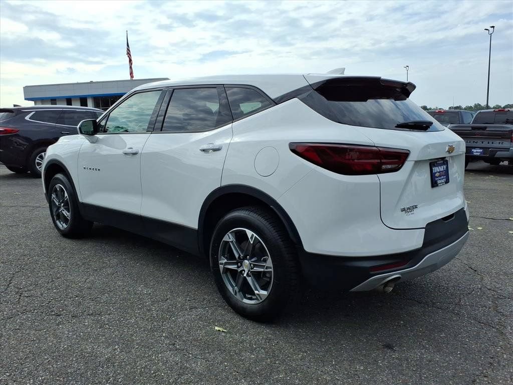 Used 2025 Chevrolet Blazer LT FWD image 5