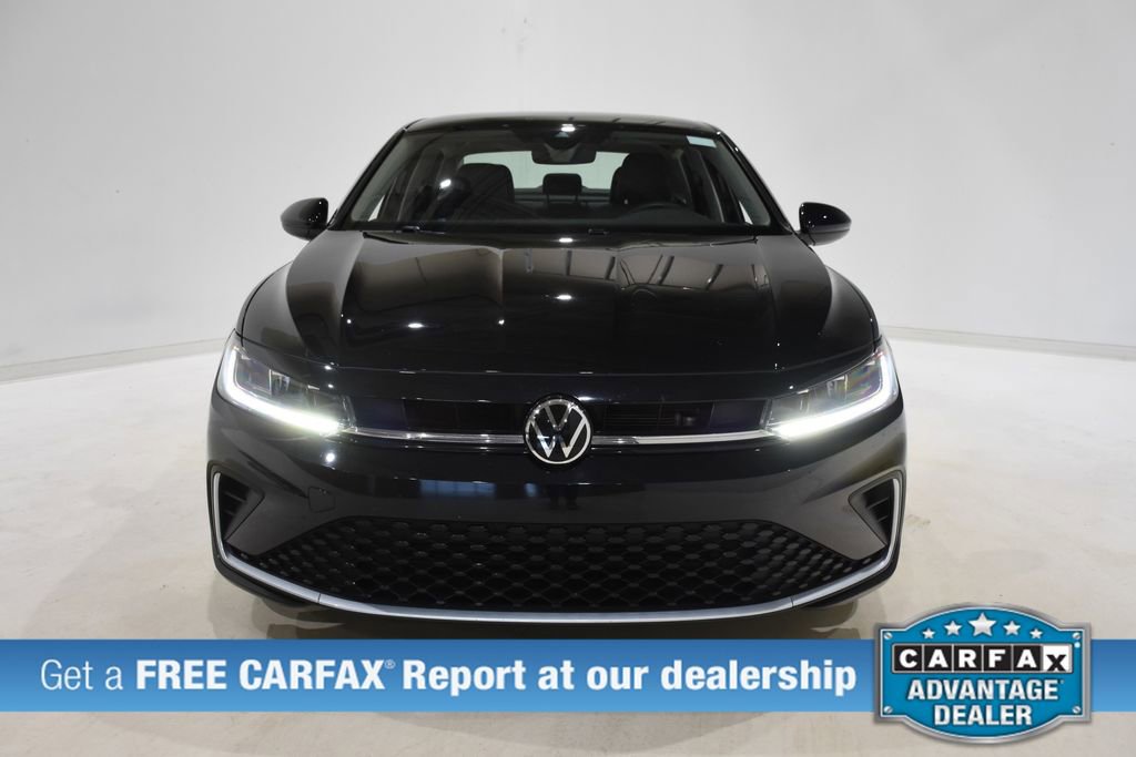 Used 2025 Volkswagen Jetta SE image 2