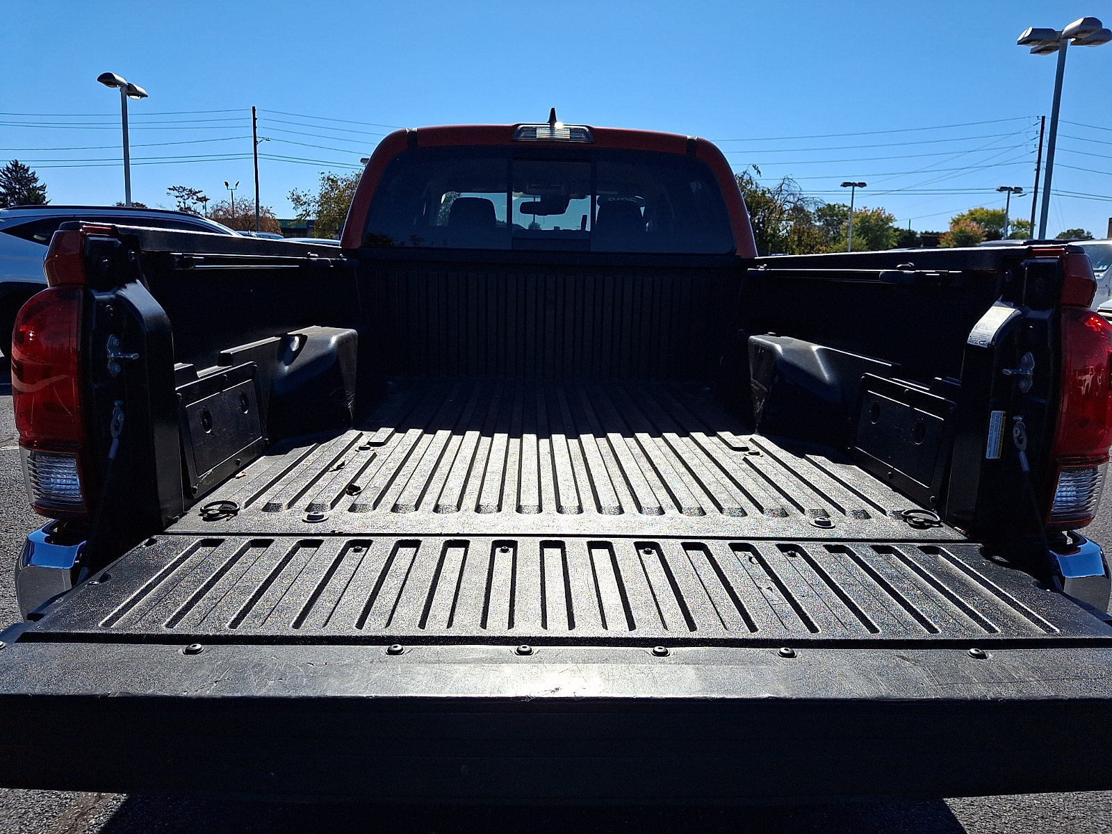 Used 2018 Toyota Tacoma SR5 AWD/4WD image 30
