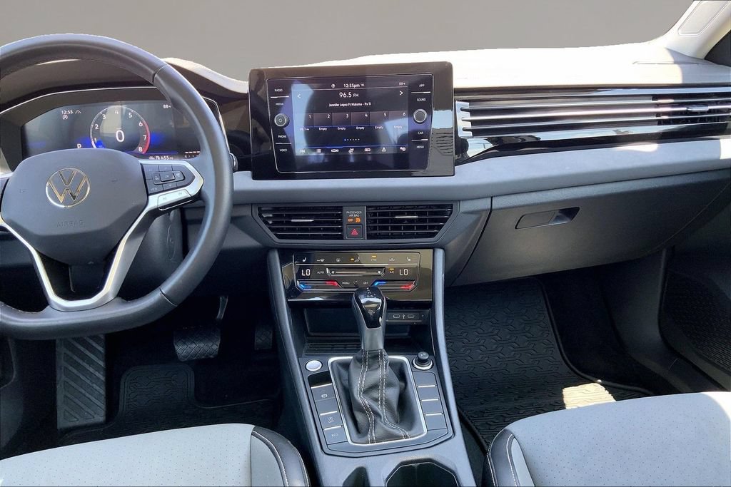 Certified 2025 Volkswagen Jetta SE w/ Sunroof Package FWD image 5