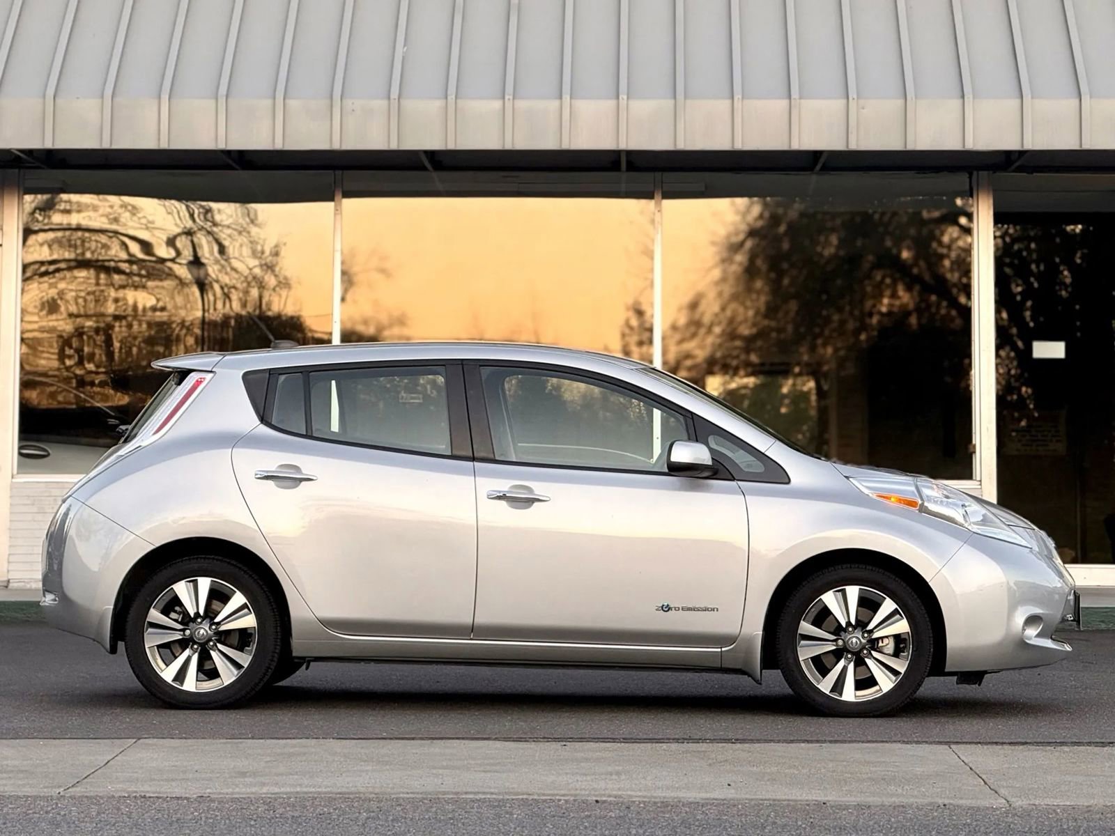 Used 2017 Nissan Leaf SV image 5