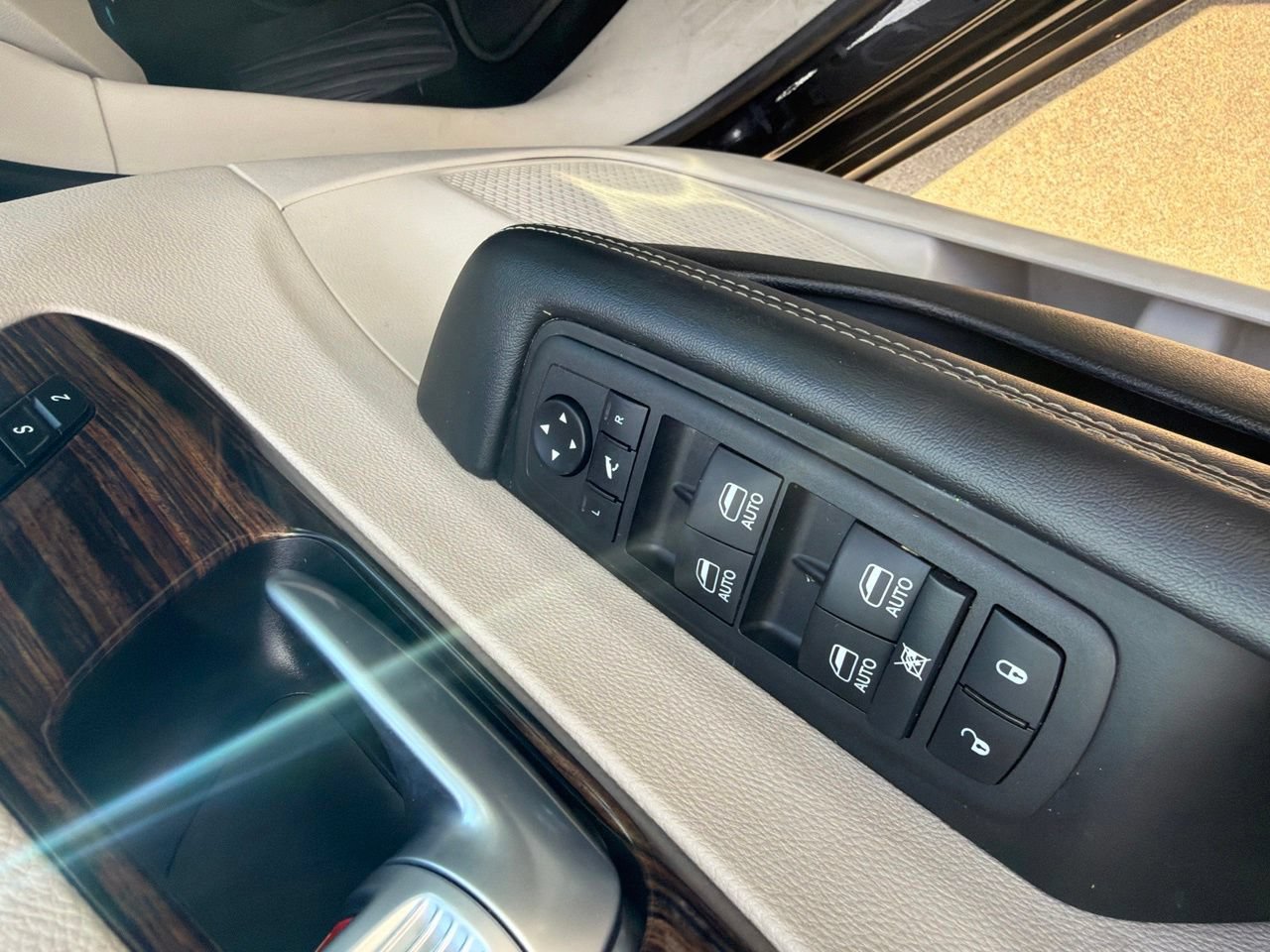 Used 2024 Chrysler Pacifica Limited FWD image 11