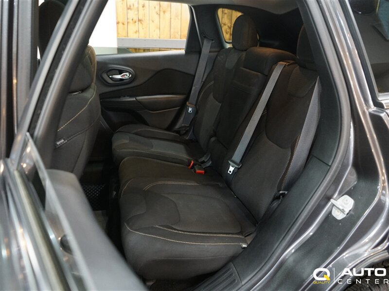 Used 2016 Jeep Cherokee Latitude w/ Comfort & Convenience Group AWD/4WD image 22