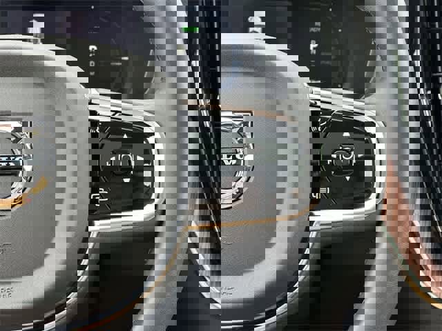 Used 2023 Volvo XC60 T8 Ultimate w/ Climate Package image 10