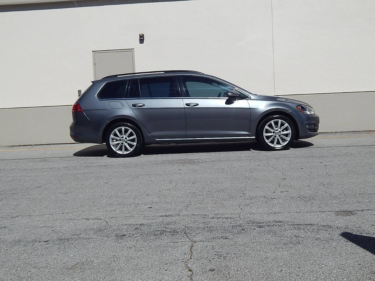 Used 2017 Volkswagen Golf SE FWD image 2