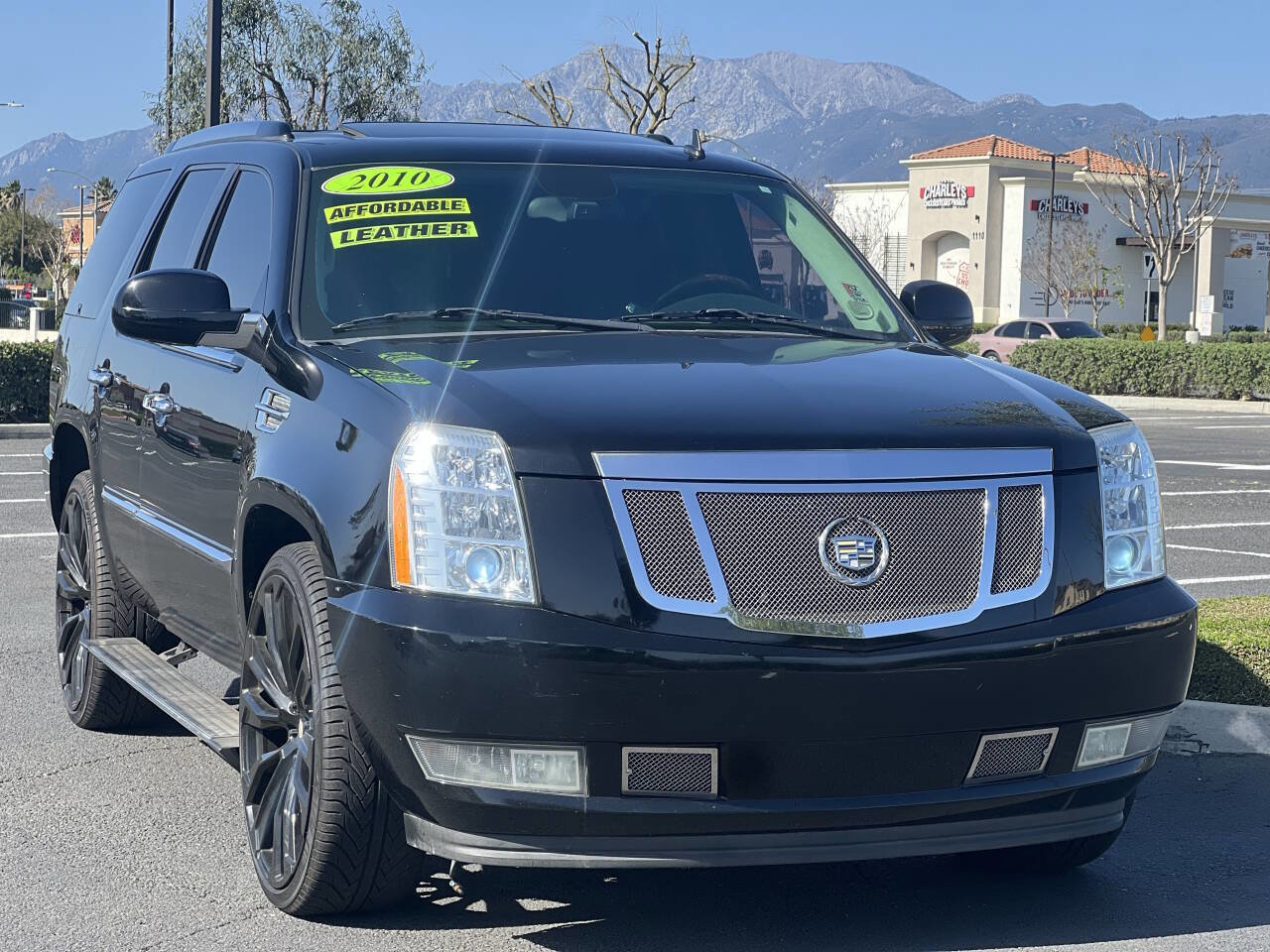 Used 2010 Cadillac Escalade Premium image 4