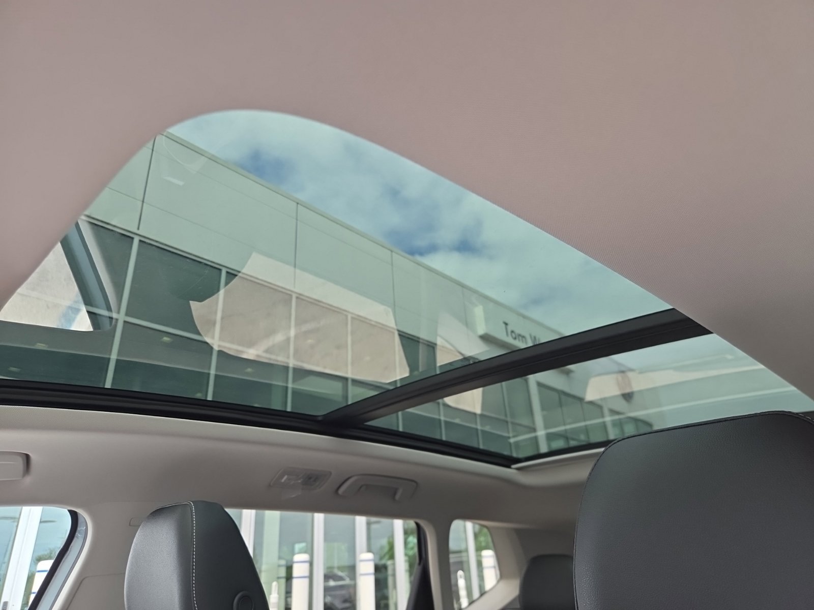 New 2027 Volkswagen Taos SE FWD image 18
