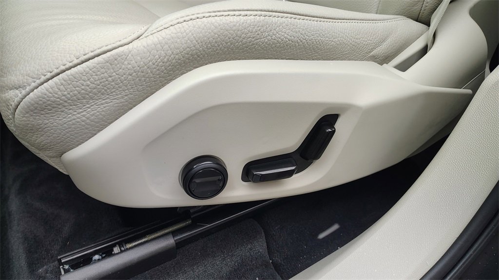 Used 2023 Volvo XC60 B5 Plus w/ Climate Package image 10