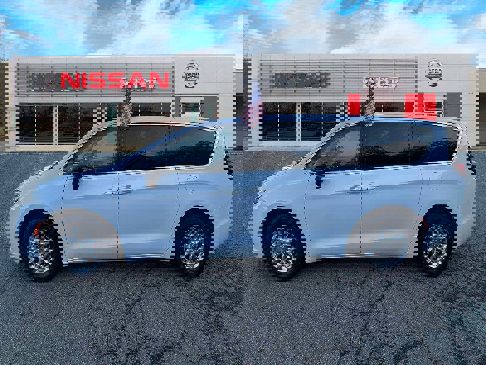 Used 2024 Chrysler Pacifica Touring-L image 6