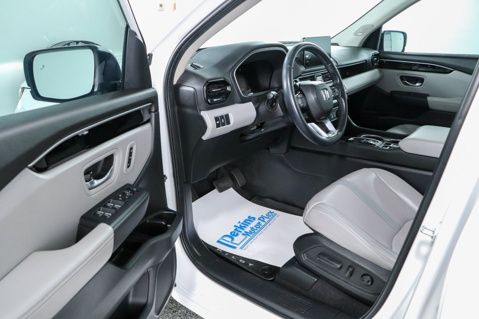 Used 2025 Honda Pilot Touring image 3