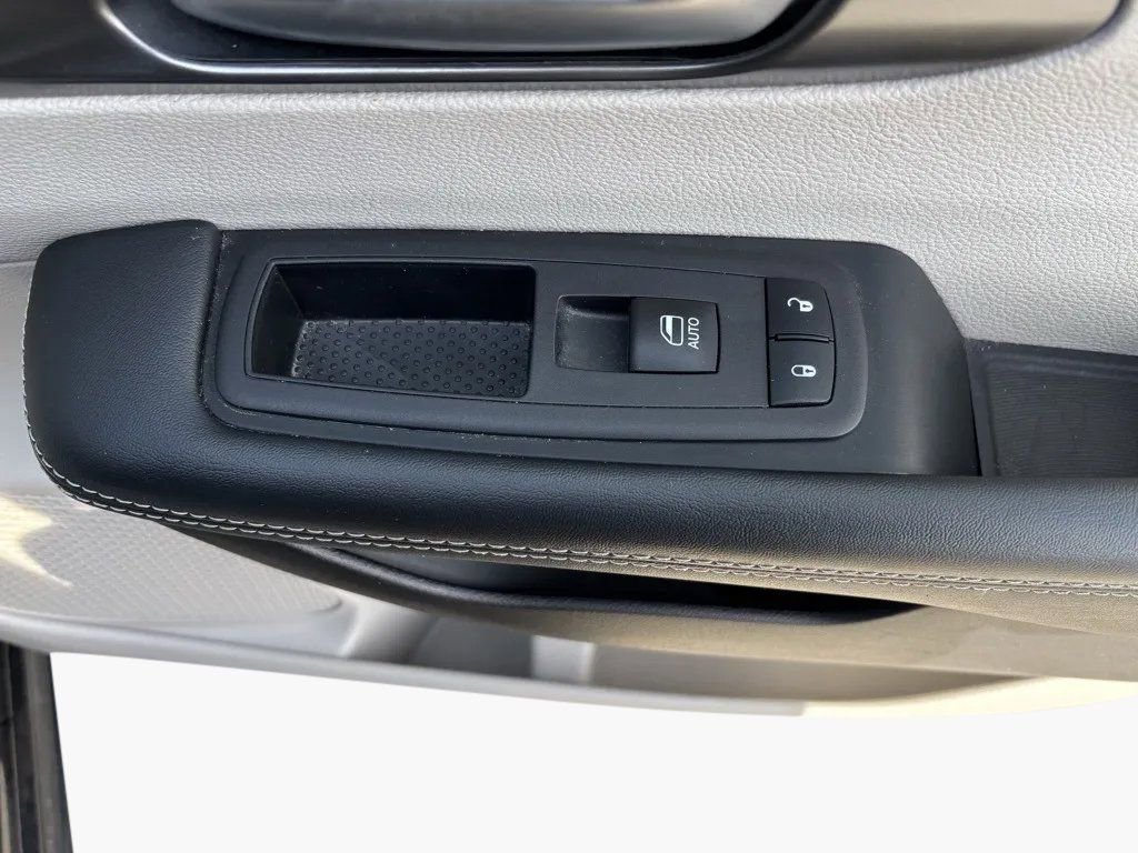 Used 2024 Chrysler Pacifica Touring-L image 28