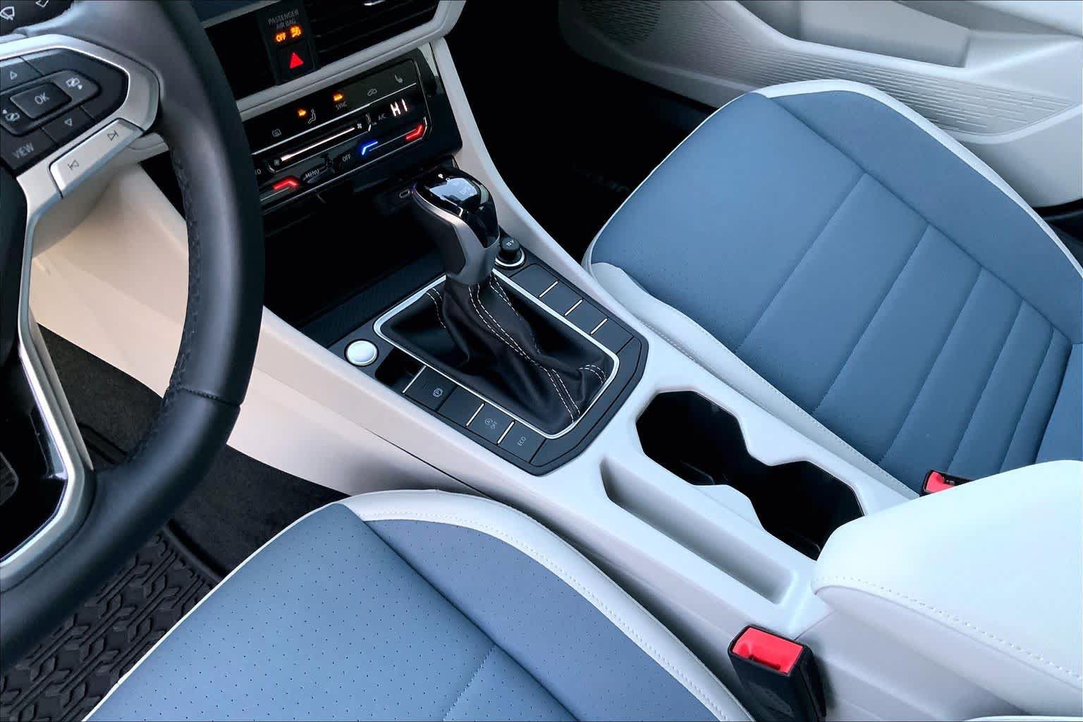 Used 2025 Volkswagen Jetta SE FWD image 16