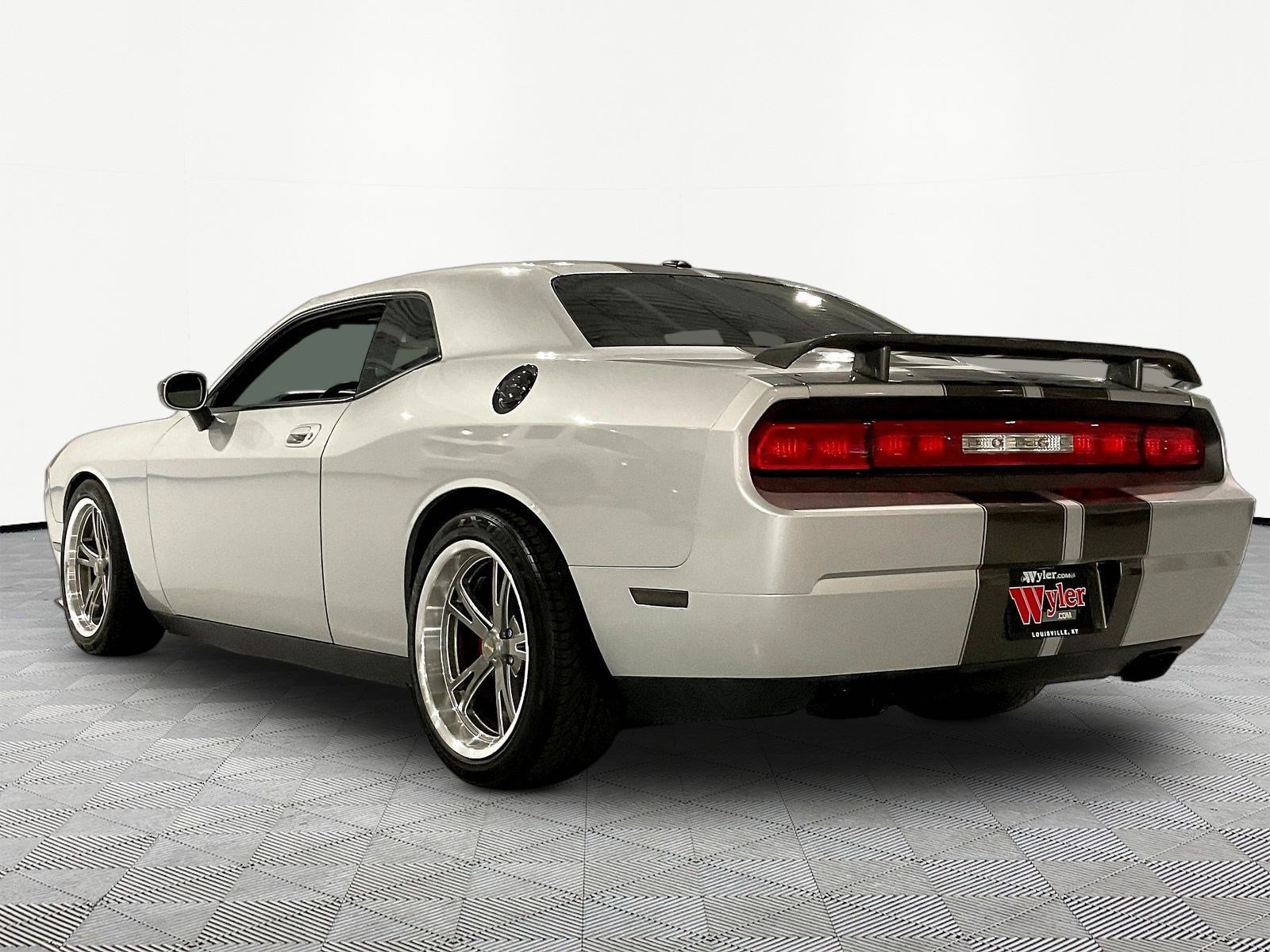 Used 2010 Dodge Challenger R/T RWD image 4