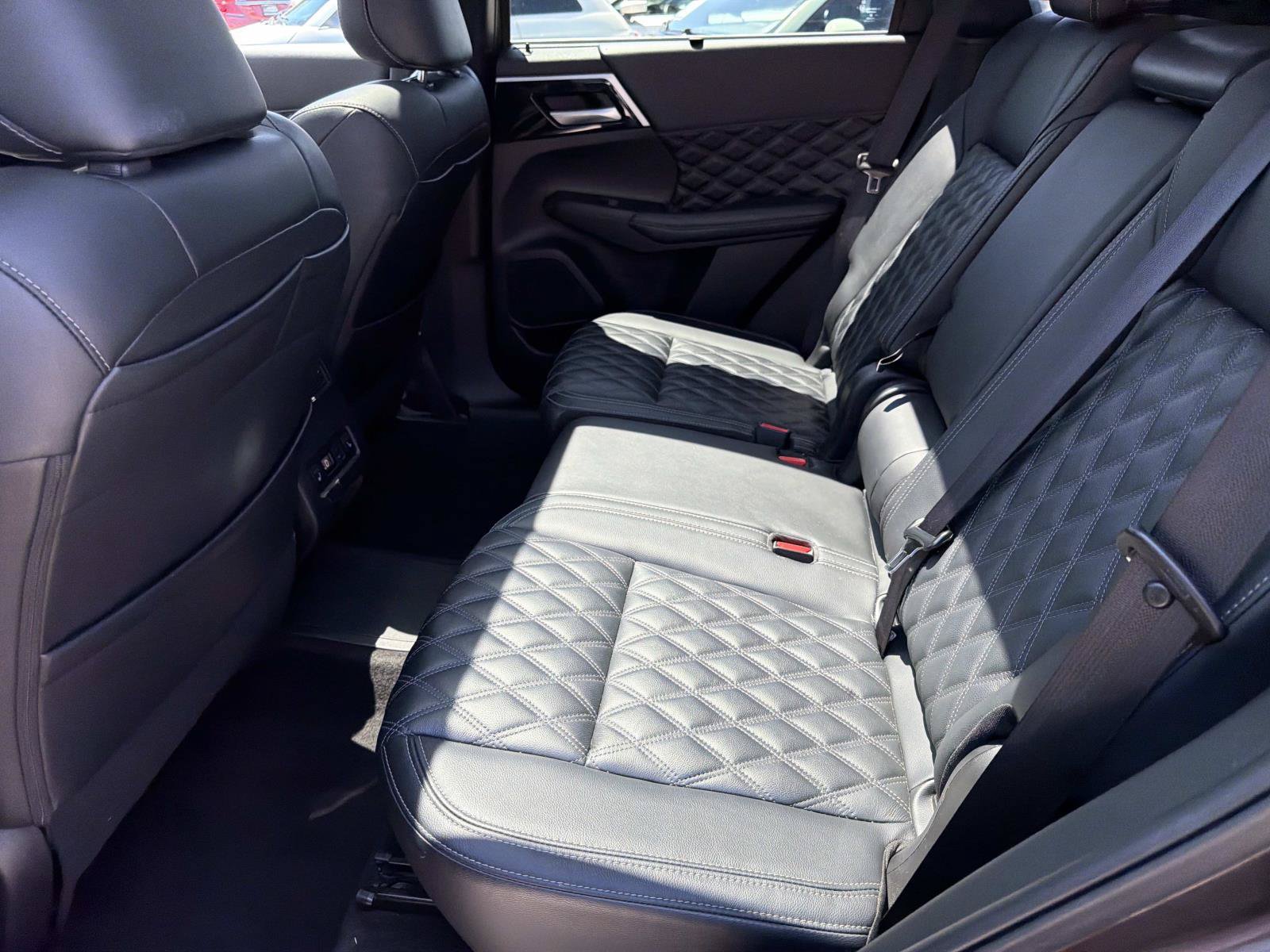 Used 2024 Mitsubishi Outlander 4WD Plug-In Hybrid image 11