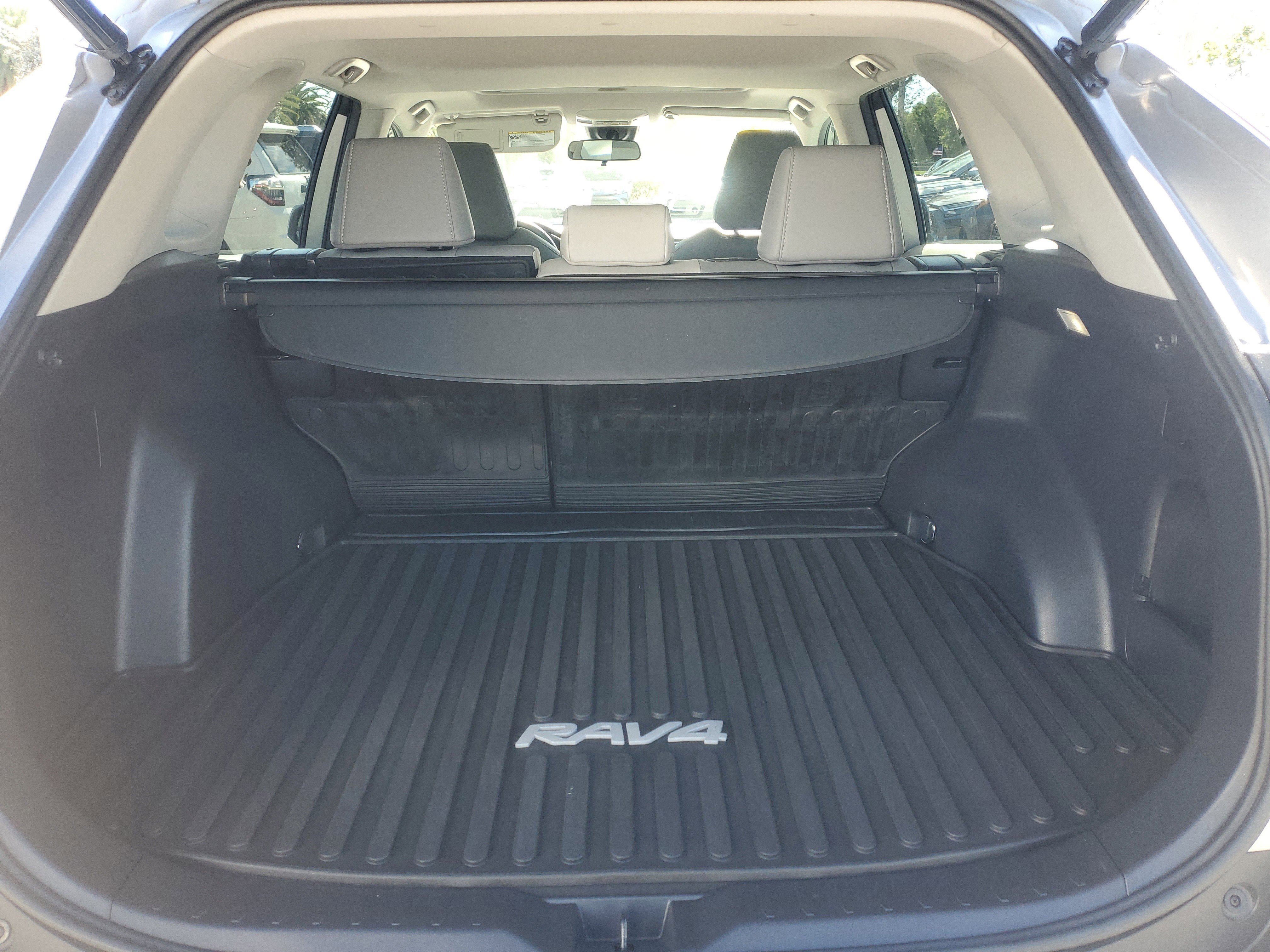 Used 2022 Toyota RAV4 XLE Premium image 9